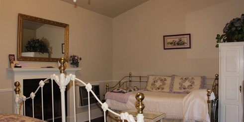 carriage_house_lavender_room